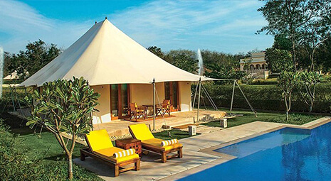 酒店帐篷通常如何布置景观和户外设施，如阳台、庭院或游泳池？
